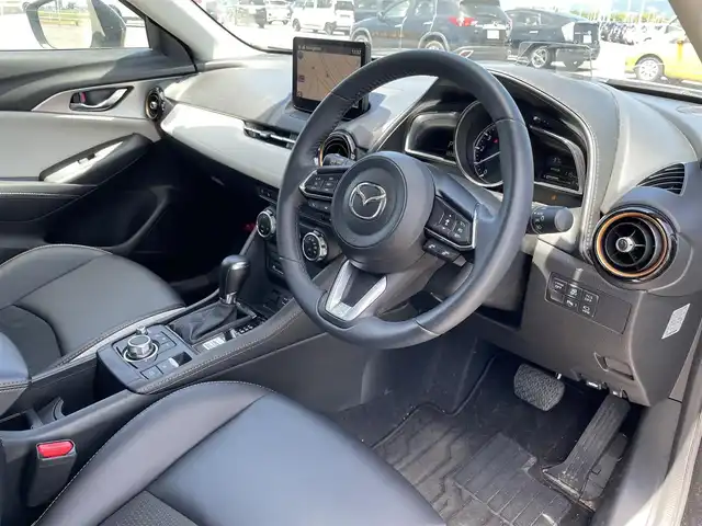 マツダ ＣＸ－３ 15S スーパー エッジー 佐賀県 2023(令5)年 1.3万km パールⅡ ワンオーナー/マツダコネクト純正ナビゲーション/・BT CD DVD AM FM フルセグTV/・Apple Car Play/Android Auto/360°ビューモニター/ビルトインETC/前後ドライブレコーダー/ブラックルーフ/ブラック/ホワイト合皮シート/・D席メモリ付パワーシート/・DN席シートヒーター/革巻きステアリング/・ステアリングヒーター/・ステアリングリモコン/・パドルシフト/ヘッドアップディスプレイ/アダプティブLEDヘッドランプ/・ハイビームコントロールシステム/スマートキー/純正18インチアルミホイール/純正フロアマット/新車保証書/取扱説明書/スペアキー1本あり/アドバンスドスマートシティブレーキサポート/後退時スマートシティブレーキサポート/AT誤発進抑制制御/全車速追従機能付レーダークルーズコントロール/ブラインドスポットモニタリング/パーキングセンサー/車線逸脱警報システム/ドライバーアテンションアラート