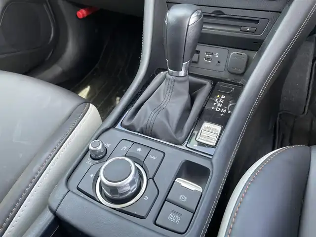 マツダ ＣＸ－３ 15S スーパー エッジー 佐賀県 2023(令5)年 1.3万km パールⅡ ワンオーナー/マツダコネクト純正ナビゲーション/・BT CD DVD AM FM フルセグTV/・Apple Car Play/Android Auto/360°ビューモニター/ビルトインETC/前後ドライブレコーダー/ブラックルーフ/ブラック/ホワイト合皮シート/・D席メモリ付パワーシート/・DN席シートヒーター/革巻きステアリング/・ステアリングヒーター/・ステアリングリモコン/・パドルシフト/ヘッドアップディスプレイ/アダプティブLEDヘッドランプ/・ハイビームコントロールシステム/スマートキー/純正18インチアルミホイール/純正フロアマット/新車保証書/取扱説明書/スペアキー1本あり/アドバンスドスマートシティブレーキサポート/後退時スマートシティブレーキサポート/AT誤発進抑制制御/全車速追従機能付レーダークルーズコントロール/ブラインドスポットモニタリング/パーキングセンサー/車線逸脱警報システム/ドライバーアテンションアラート