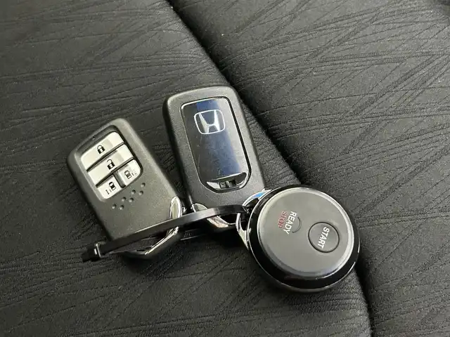 ホンダ オデッセイ アブソルートXホンダセンシングアドバンP 道央・札幌 2016(平28)年 5.7万km クリスタルブラックパール ・4WD/・ホンダセンシング/・衝突軽減ブレーキ 〈CMBS〉/・歩行者事故低減ステアリング/・ACC 〈アダプティブ・クルーズ・コントロール〉/・LKAS 〈車線維持支援システム〉/・路外逸脱抑制機能/・誤発進抑制機能/・先行車発進お知らせ機能/・標識認識機能/・純正HDDナビ/・CD DVD Bluetooth/・フルセグテレビ/・アラウンドビューモニター/・アイドリングストップ/・電格ウィンカーミラー/・ドアバイザー/・プッシュスタート/・スマートキー/・純正エンジンスターター/・両側パワースライドドア/・ビルトインETC/・LEDヘッドライト/・フロントフォグライト/・パドルシフト/・社外AW付きスタッドレスタイヤ積込(215/60R16)