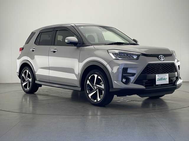トヨタ ライズ Z 宮崎県 2022(令4)年 5.6万km スムースグレーマイカメタリック 禁煙車/衝突被害軽減ブレーキ/純正9インチナビ/(NSZT-Y68T/CD/DVD/AMFM/SD/Bluetooth/フルセグTV)/純正LEDオートライト/純正LEDフォグ/純正17インチアルミ/純正ビルトインETC/パノラミックビューモニター/アダプティブクルーズコントロール/レーンディパーチャーアラート/クリアランスソナー/ブラインドスポットモニター/車線逸脱抑制/誤発進抑制機能/ドライブレコーダー/前席シートヒーター/電子パーキング/オートホールド/電動格納ミラー/スマートキー/プッシュエンジンスタート/スペアキー/新車時保証書/取扱い説明書