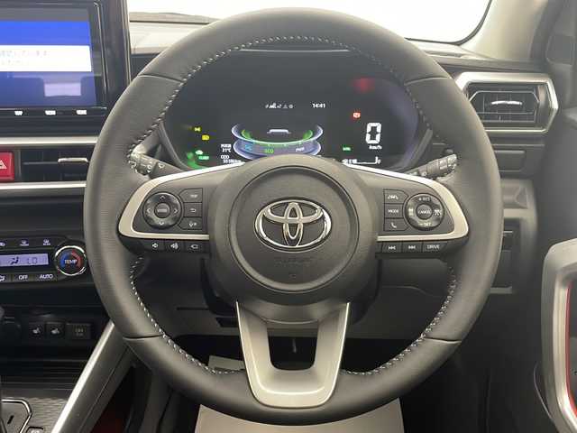 トヨタ ライズ Z 宮崎県 2022(令4)年 5.6万km スムースグレーマイカメタリック 禁煙車/衝突被害軽減ブレーキ/純正9インチナビ/(NSZT-Y68T/CD/DVD/AMFM/SD/Bluetooth/フルセグTV)/純正LEDオートライト/純正LEDフォグ/純正17インチアルミ/純正ビルトインETC/パノラミックビューモニター/アダプティブクルーズコントロール/レーンディパーチャーアラート/クリアランスソナー/ブラインドスポットモニター/車線逸脱抑制/誤発進抑制機能/ドライブレコーダー/前席シートヒーター/電子パーキング/オートホールド/電動格納ミラー/スマートキー/プッシュエンジンスタート/スペアキー/新車時保証書/取扱い説明書