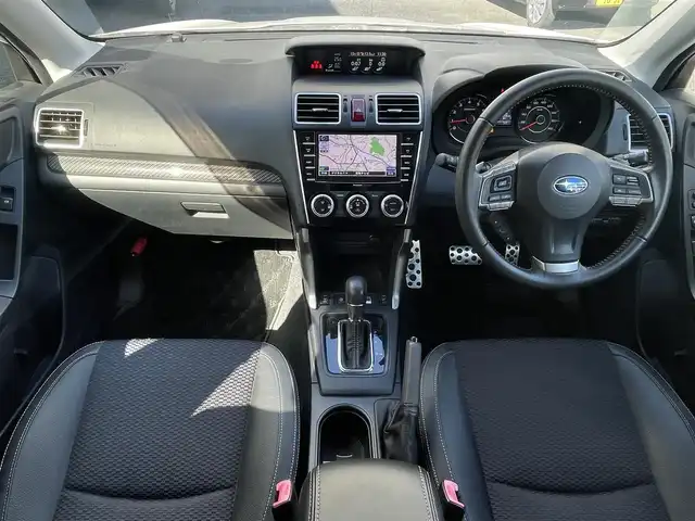 スバル フォレスター S－リミテッド 岐阜県 2015(平27)年 10.4万km クリスタルホワイトP (株)IDOMが運営する【じしゃロン多治見店】の自社ローン専用車両になります。こちらは現金またはオートローンご利用時の価格です。自社ローンご希望の方は別途その旨お申付け下さい。/ディーラーオプションナビ/　（Bluetooth/DVD/フルセグ）/4WD/アダプティブクルーズコントロール/レーンキープアシスト/衝突軽減ブレーキ/前席シートヒーター/前席パワーシート/アイドリングストップ/オートライト/フォグランプ/パドルシフト/ステアリングリモコン