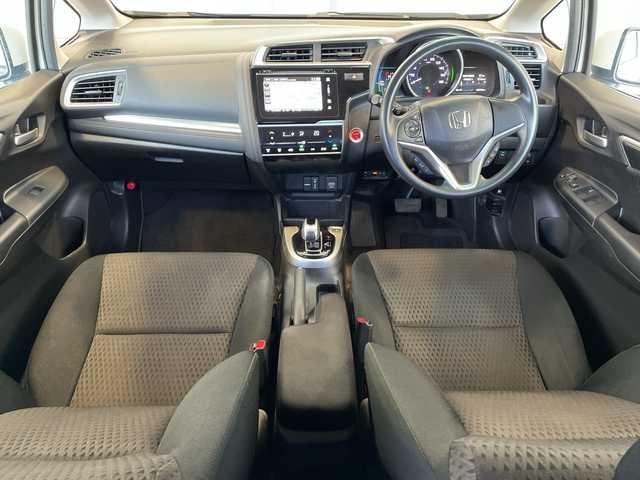 ホンダ フィット ハイブリット F 栃木県 2017(平29)年 6.1万km プレミアムホワイトパールⅡ ワンオーナー/純正インターナビ/品番:6WH4/Bluetooth/TV/CD/DVD/USB/HDMI/バックカメラ/ETC/横滑り防止装置/盗難防止装置/LEDヘッドライト/LEDフォグライト/オートライト/電動格納式リモコンカラードドアミラー(オートリトラミラー)/アームレスト付センターコンソールボックス/ラゲッジルームランプ/シートバックポケット(助手席)/フルオート・エアーコンディショナー(プラズマクラスター技術搭載)/プッシュスタート/スマートキー(スペアキー有)/取扱説明書/保証書