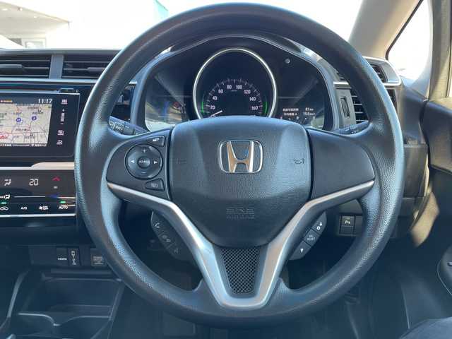 ホンダ フィット ハイブリット F 栃木県 2017(平29)年 6.1万km プレミアムホワイトパールⅡ ワンオーナー/純正インターナビ/品番:6WH4/Bluetooth/TV/CD/DVD/USB/HDMI/バックカメラ/ETC/横滑り防止装置/盗難防止装置/LEDヘッドライト/LEDフォグライト/オートライト/電動格納式リモコンカラードドアミラー(オートリトラミラー)/アームレスト付センターコンソールボックス/ラゲッジルームランプ/シートバックポケット(助手席)/フルオート・エアーコンディショナー(プラズマクラスター技術搭載)/プッシュスタート/スマートキー(スペアキー有)/取扱説明書/保証書