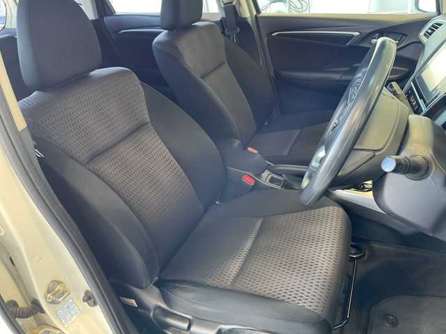 ホンダ フィット ハイブリット F 栃木県 2017(平29)年 6.1万km プレミアムホワイトパールⅡ ワンオーナー/純正インターナビ/品番:6WH4/Bluetooth/TV/CD/DVD/USB/HDMI/バックカメラ/ETC/横滑り防止装置/盗難防止装置/LEDヘッドライト/LEDフォグライト/オートライト/電動格納式リモコンカラードドアミラー(オートリトラミラー)/アームレスト付センターコンソールボックス/ラゲッジルームランプ/シートバックポケット(助手席)/フルオート・エアーコンディショナー(プラズマクラスター技術搭載)/プッシュスタート/スマートキー(スペアキー有)/取扱説明書/保証書