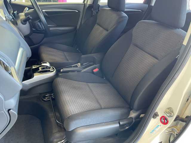 ホンダ フィット ハイブリット F 栃木県 2017(平29)年 6.1万km プレミアムホワイトパールⅡ ワンオーナー/純正インターナビ/品番:6WH4/Bluetooth/TV/CD/DVD/USB/HDMI/バックカメラ/ETC/横滑り防止装置/盗難防止装置/LEDヘッドライト/LEDフォグライト/オートライト/電動格納式リモコンカラードドアミラー(オートリトラミラー)/アームレスト付センターコンソールボックス/ラゲッジルームランプ/シートバックポケット(助手席)/フルオート・エアーコンディショナー(プラズマクラスター技術搭載)/プッシュスタート/スマートキー(スペアキー有)/取扱説明書/保証書