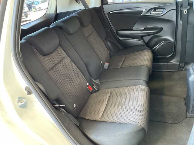 ホンダ フィット ハイブリット F 栃木県 2017(平29)年 6.1万km プレミアムホワイトパールⅡ ワンオーナー/純正インターナビ/品番:6WH4/Bluetooth/TV/CD/DVD/USB/HDMI/バックカメラ/ETC/横滑り防止装置/盗難防止装置/LEDヘッドライト/LEDフォグライト/オートライト/電動格納式リモコンカラードドアミラー(オートリトラミラー)/アームレスト付センターコンソールボックス/ラゲッジルームランプ/シートバックポケット(助手席)/フルオート・エアーコンディショナー(プラズマクラスター技術搭載)/プッシュスタート/スマートキー(スペアキー有)/取扱説明書/保証書