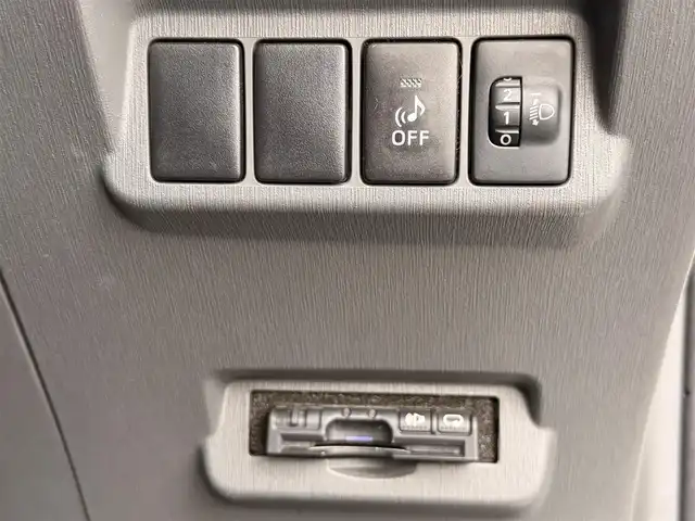 トヨタ プリウス α S チューンブラック 神奈川県 2014(平26)年 10万km ホワイトパールクリスタルシャイン ・９インチナビ　/・バックカメラ　/・ＥＴＣ/・フォグランプ　/・オートライト　/・Ｂｌｕｅｔｏｏｔｈ　/・ＤＶＤ　ＣＤ　/・フルセグＴＶ　/・スマートキー　/・プッシュスタート　/・オートエアコン　/・純正フロアマット　/・リアワイパー