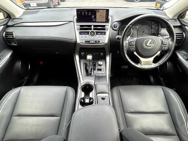 レクサス ＮＸ 300h Iパッケージ 栃木県 2019(令1)年 7万km グラファイトブラックガラスフレーク 純正メモリナビ（AM/FM/CD/DVD/BT接続）/黒革シート/3眼LEDヘッドライト/シーケンシャルウインカー/フルセグTV/バックカメラ/前後ドライブレコーダー/ビルトインETC2.0/パワーバックドア/前席パワーシート/運転席シートメモリー/ステアリングヒーター/前席シートヒーター/レーダークルーズコントロール/電動パーキングブレーキ/オートホールド/パドルシフト/プリクラッシュセーフティ/レーンキープアシスト/横滑り防止装置/純正17インチアルミホイール/純正フロアマット/前後コーナーセンサー/クリアランスソナー/プッシュスタート/スマートキー/取り扱い説明書/保証書