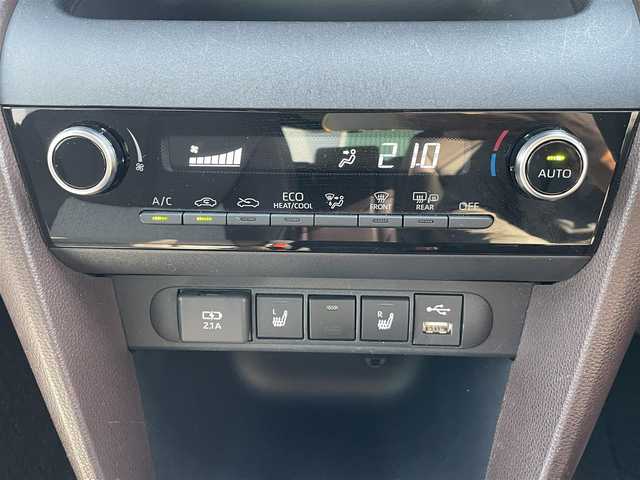 トヨタ ヤリスクロス ハイブリッド Z 福岡県 2021(令3)年 4.2万km センシュアルレッドマイカ Wエアバッグ/衝突被害軽減システム/ドライブレコーダー/車外カメラ(前後)/LEDオートライト・オートハイビーム/オートクルーズ/レーンアシスト/横滑り防止装置/コーナーセンサー/純正アルミホイール/純正フロアマット/D席パワーシート/AAC