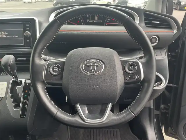 トヨタ シエンタ G 愛媛県 2017(平29)年 6万km ブラックマイカ 純正ナビ（Bluetooth/フルセグテレビ/SD）/両側パワースライドドア/前方ドライブレコーダー/ETC/シートヒーター/バックカメラ/純正15インチアルミホイール/純正フロアマット/ドアバイザー/LEDヘッドライト/3列シート/スペアキー1本/ABS/横滑り防止装置/レーンキープアシスト/衝突被害軽減システム/アイドリングストップ/プッシュスタートボタン