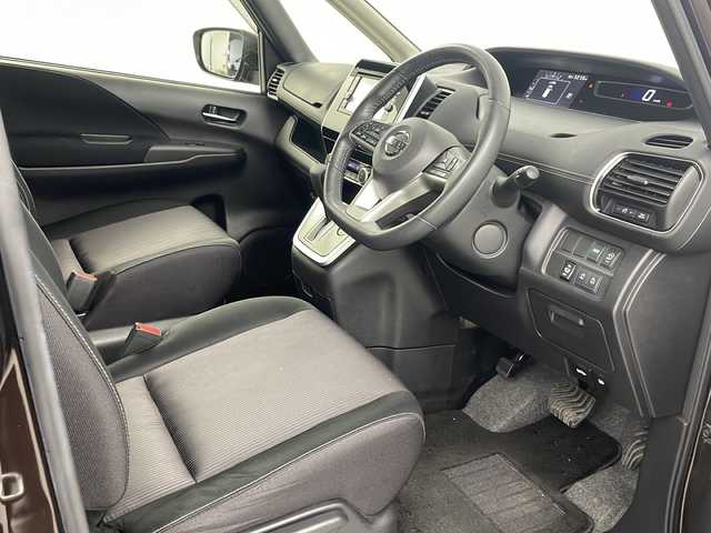 日産 セレナ ハイウェイスター Vセレクション 埼玉県 2017(平29)年 6.5万km インペリアルアンバーP 純正SDナビ/MM317D-W/ 地図SDない為動作確認未/　CD/DVD/バックカメラ/地デジ/両側パワースライドドア/純正フリップダウンモニター/クルーズコントロール/エマージェンシーブレーキ/ビルドインＥＴＣ/ＬＥＤヘッドライト/アイドリングストップ/プッシュスタート