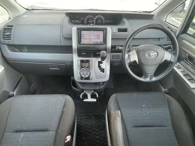 トヨタ ヴォクシー ZS 兵庫県 2010(平22)年 19.4万km ブラック アルパイン製SDナビ(VIE-X08)/・フルセグTV/・バックカメラ/・AM/FM/・CD/DVD/アルパイン製フリップダウンモニター/両側パワースライドドア/ビルトインETC/プッシュスタート/スマートキー/ステアリングリモコン/パドルシフト/電動格納ミラー/AAC