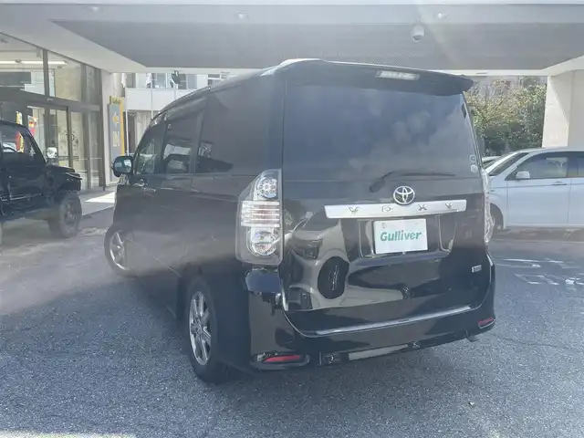 トヨタ ヴォクシー ZS 兵庫県 2010(平22)年 19.4万km ブラック アルパイン製SDナビ(VIE-X08)/・フルセグTV/・バックカメラ/・AM/FM/・CD/DVD/アルパイン製フリップダウンモニター/両側パワースライドドア/ビルトインETC/プッシュスタート/スマートキー/ステアリングリモコン/パドルシフト/電動格納ミラー/AAC