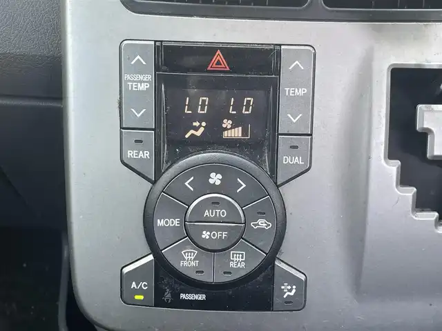 トヨタ ヴォクシー ZS 兵庫県 2010(平22)年 19.4万km ブラック アルパイン製SDナビ(VIE-X08)/・フルセグTV/・バックカメラ/・AM/FM/・CD/DVD/アルパイン製フリップダウンモニター/両側パワースライドドア/ビルトインETC/プッシュスタート/スマートキー/ステアリングリモコン/パドルシフト/電動格納ミラー/AAC