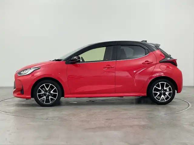 トヨタ ヤリス ハイブリッド Z 群馬県 2021(令3)年 1.1万km ブラック/コーラルクリスタルシャイン 純正８型ナビ　全周囲カメラ　フルセグＴＶ　シートヒーター　衝突被害軽減ブレーキ　レーンアシスト　オートハイビーム　ＬＥＤヘッドライト　ＢＳＭ　前後ドライブレコーダー　ＥＴＣ２．０　スマートキー　禁煙車