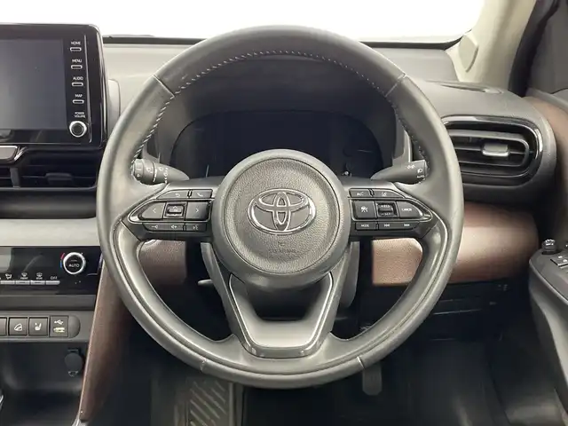 トヨタ ヤリスクロス ハイブリッド Z 新潟県 2021(令3)年 6.2万km ホワイトパールクリスタルシャイン 4WD/純正メモリナビ/　Bluetooth/CD/DVD/USB/トヨタセーフティセンス/・プリクラッシュセーフティ/・レーントレーシングアシスト/・レーンディパーチャーアラート/・レーダークルーズコントロール/・アダプティブハイビームシステム/・ロードサインアシスト/・レーダークルーズコントロール/D席パワーシート/ハーフレザーシート/前席シートヒーター/バックモニター/ETC/ダウンヒルアシストコントロール/LEDヘッドライト/レザーステアリング