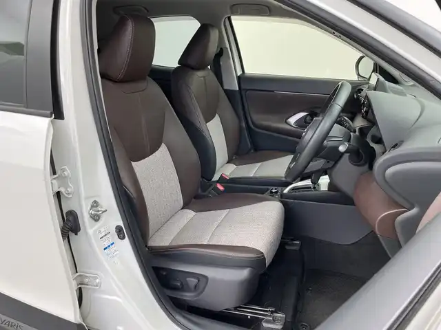 トヨタ ヤリスクロス ハイブリッド Z 新潟県 2021(令3)年 6.2万km ホワイトパールクリスタルシャイン 4WD/純正メモリナビ/　Bluetooth/CD/DVD/USB/トヨタセーフティセンス/・プリクラッシュセーフティ/・レーントレーシングアシスト/・レーンディパーチャーアラート/・レーダークルーズコントロール/・アダプティブハイビームシステム/・ロードサインアシスト/・レーダークルーズコントロール/D席パワーシート/ハーフレザーシート/前席シートヒーター/バックモニター/ETC/ダウンヒルアシストコントロール/LEDヘッドライト/レザーステアリング