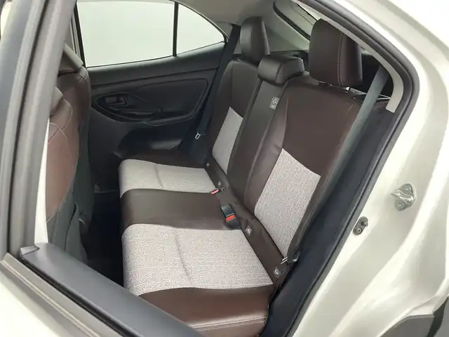 トヨタ ヤリスクロス ハイブリッド Z 新潟県 2021(令3)年 6.2万km ホワイトパールクリスタルシャイン 4WD/純正メモリナビ/　Bluetooth/CD/DVD/USB/トヨタセーフティセンス/・プリクラッシュセーフティ/・レーントレーシングアシスト/・レーンディパーチャーアラート/・レーダークルーズコントロール/・アダプティブハイビームシステム/・ロードサインアシスト/・レーダークルーズコントロール/D席パワーシート/ハーフレザーシート/前席シートヒーター/バックモニター/ETC/ダウンヒルアシストコントロール/LEDヘッドライト/レザーステアリング