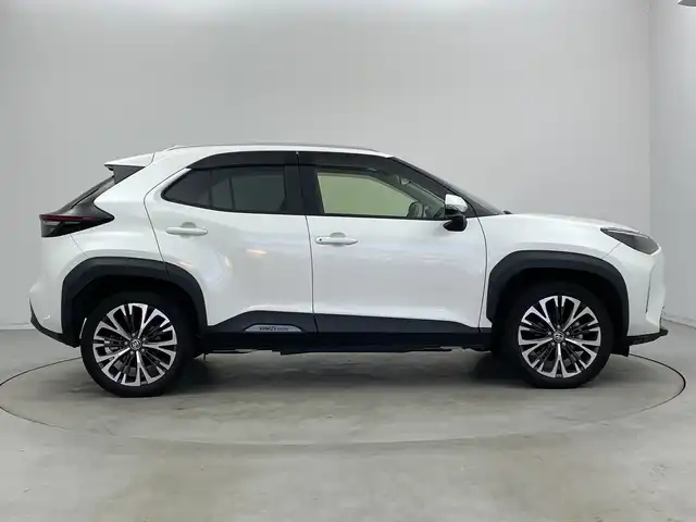 トヨタ ヤリスクロス ハイブリッド Z 新潟県 2021(令3)年 6.2万km ホワイトパールクリスタルシャイン 4WD/純正メモリナビ/　Bluetooth/CD/DVD/USB/トヨタセーフティセンス/・プリクラッシュセーフティ/・レーントレーシングアシスト/・レーンディパーチャーアラート/・レーダークルーズコントロール/・アダプティブハイビームシステム/・ロードサインアシスト/・レーダークルーズコントロール/D席パワーシート/ハーフレザーシート/前席シートヒーター/バックモニター/ETC/ダウンヒルアシストコントロール/LEDヘッドライト/レザーステアリング