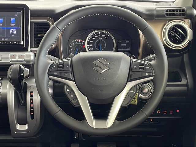 スズキ クロスビー 愛知県 2023(令5)年 1.5万km タフカーキパールメタリック 純正8インチナビ/【Bluetooth/フルセグTV/CD/DVD/USB】/スズキセーフディサポート/・デュアルカメラブレーキサポート/・アダプティブクルーズコントロール（全車速追従機能付）/・誤発進抑制機能/・リヤパーキングセンサー/・全方位モニターカメラ/レーンアシスト/ダウンヒルアシストコントロール/アイドリングストップ/パドルシフト/横滑り防止装置/ハーフレザーシート/シートヒーター（D/N）/ETC/オートエアコン/ステアリングスイッチ/スマートキー/スペアキー/プッシュスタート/純正16インチアルミホイール/純正LEDオートライト/電動格納ミラー/ドアバイザー