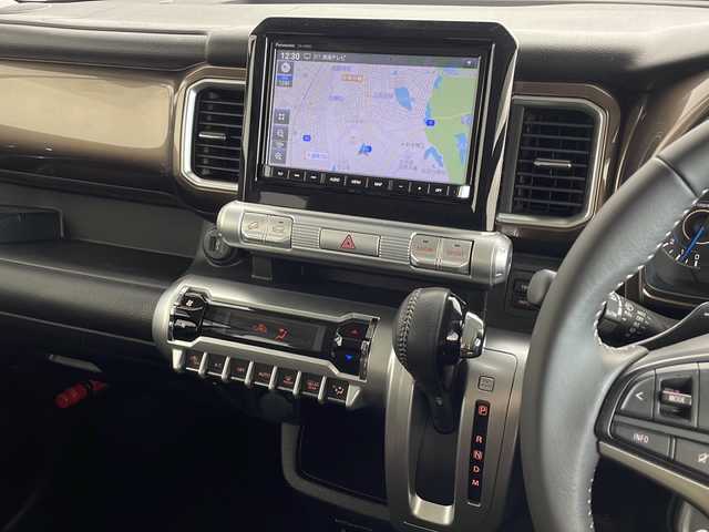 スズキ クロスビー 愛知県 2023(令5)年 1.5万km タフカーキパールメタリック 純正8インチナビ/【Bluetooth/フルセグTV/CD/DVD/USB】/スズキセーフディサポート/・デュアルカメラブレーキサポート/・アダプティブクルーズコントロール（全車速追従機能付）/・誤発進抑制機能/・リヤパーキングセンサー/・全方位モニターカメラ/レーンアシスト/ダウンヒルアシストコントロール/アイドリングストップ/パドルシフト/横滑り防止装置/ハーフレザーシート/シートヒーター（D/N）/ETC/オートエアコン/ステアリングスイッチ/スマートキー/スペアキー/プッシュスタート/純正16インチアルミホイール/純正LEDオートライト/電動格納ミラー/ドアバイザー