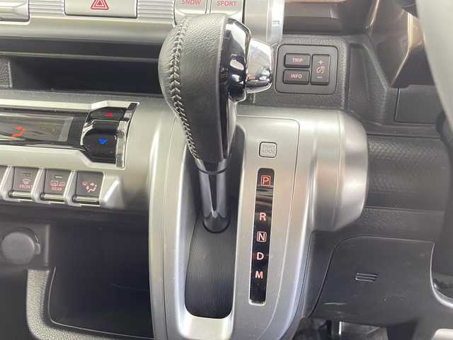 スズキ クロスビー 愛知県 2023(令5)年 1.5万km タフカーキパールメタリック 純正8インチナビ/【Bluetooth/フルセグTV/CD/DVD/USB】/スズキセーフディサポート/・デュアルカメラブレーキサポート/・アダプティブクルーズコントロール（全車速追従機能付）/・誤発進抑制機能/・リヤパーキングセンサー/・全方位モニターカメラ/レーンアシスト/ダウンヒルアシストコントロール/アイドリングストップ/パドルシフト/横滑り防止装置/ハーフレザーシート/シートヒーター（D/N）/ETC/オートエアコン/ステアリングスイッチ/スマートキー/スペアキー/プッシュスタート/純正16インチアルミホイール/純正LEDオートライト/電動格納ミラー/ドアバイザー