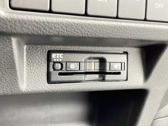 スズキ クロスビー 愛知県 2023(令5)年 1.5万km タフカーキパールメタリック 純正8インチナビ/【Bluetooth/フルセグTV/CD/DVD/USB】/スズキセーフディサポート/・デュアルカメラブレーキサポート/・アダプティブクルーズコントロール（全車速追従機能付）/・誤発進抑制機能/・リヤパーキングセンサー/・全方位モニターカメラ/レーンアシスト/ダウンヒルアシストコントロール/アイドリングストップ/パドルシフト/横滑り防止装置/ハーフレザーシート/シートヒーター（D/N）/ETC/オートエアコン/ステアリングスイッチ/スマートキー/スペアキー/プッシュスタート/純正16インチアルミホイール/純正LEDオートライト/電動格納ミラー/ドアバイザー