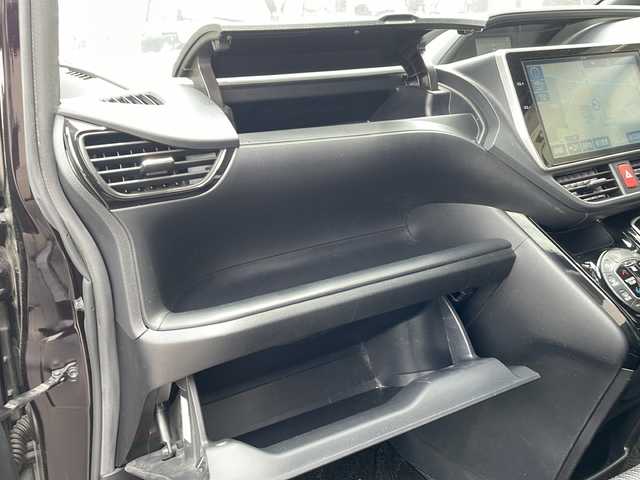 トヨタ ヴォクシー ZS 長野県 2017(平29)年 3.7万km ボルドーマイカメタリック 純正10インチナビ/フルセグ/DVD/CD/BT/純正12、1インチフリップダウンモニター/バックカメラ/ビルトインETC/ドライブレコーダー/トヨタセーフティセンス/クルーズコントロール/レーンキープアシスト/LEDヘットライト/LEDフォグランプ/純正16インチアルミホイール/左側パワースライドドア/プッシュエンジンスタート/アイドリングストップ/ウィンカーミラー/フロアマット/バイザー
