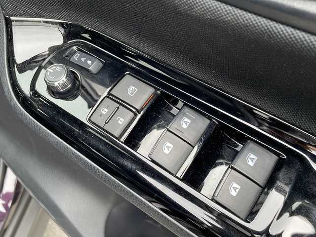 トヨタ ヴォクシー ZS 長野県 2017(平29)年 3.7万km ボルドーマイカメタリック 純正10インチナビ/フルセグ/DVD/CD/BT/純正12、1インチフリップダウンモニター/バックカメラ/ビルトインETC/ドライブレコーダー/トヨタセーフティセンス/クルーズコントロール/レーンキープアシスト/LEDヘットライト/LEDフォグランプ/純正16インチアルミホイール/左側パワースライドドア/プッシュエンジンスタート/アイドリングストップ/ウィンカーミラー/フロアマット/バイザー