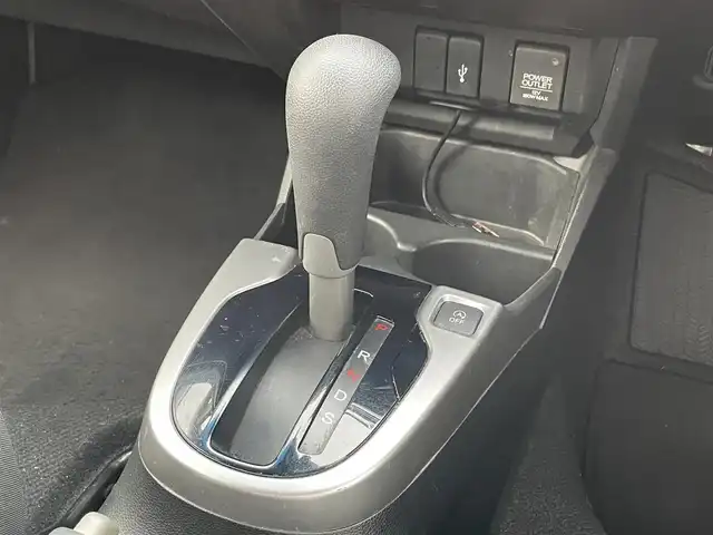 ホンダ フィット 13G S ホンダセンシング 佐賀県 2019(令1)年 7.1万km プラチナホワイトパール ワンオーナー/純正メモリーナビゲーション/・フルセグTV/CD/DVD/SD/USB/Bluetooth/バックカメラ/ビルトインETC/純正フルエアロ/ISOFIX対応/パドルシフト/ステアリングリモコン/純正15インチアルミホイール/純正LEDヘッドライト/純正LEDフォグランプ/純正フロアマット/純正ドアバイザ―/新車保証書/取扱説明書/スペアキー１本/ホンダセンシング/・アダプティブクルーズコントロール/・衝突被害軽減ブレーキ/・先行車発進お知らせ機能/・路外逸脱抑制機能/・標識認識機能