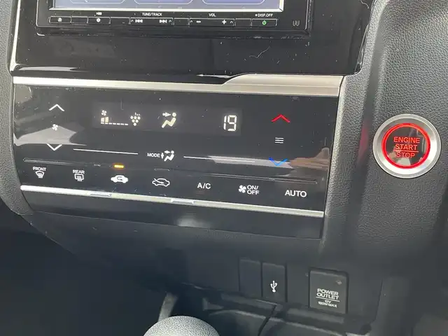ホンダ フィット 13G S ホンダセンシング 佐賀県 2019(令1)年 7.1万km プラチナホワイトパール ワンオーナー/純正メモリーナビゲーション/・フルセグTV/CD/DVD/SD/USB/Bluetooth/バックカメラ/ビルトインETC/純正フルエアロ/ISOFIX対応/パドルシフト/ステアリングリモコン/純正15インチアルミホイール/純正LEDヘッドライト/純正LEDフォグランプ/純正フロアマット/純正ドアバイザ―/新車保証書/取扱説明書/スペアキー１本/ホンダセンシング/・アダプティブクルーズコントロール/・衝突被害軽減ブレーキ/・先行車発進お知らせ機能/・路外逸脱抑制機能/・標識認識機能