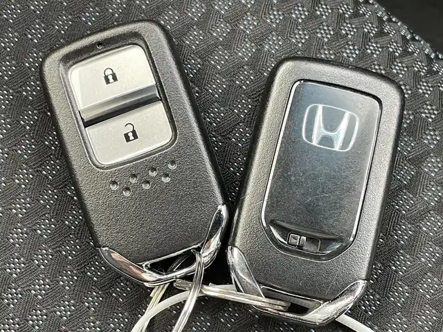 ホンダ フィット 13G S ホンダセンシング 佐賀県 2019(令1)年 7.1万km プラチナホワイトパール ワンオーナー/純正メモリーナビゲーション/・フルセグTV/CD/DVD/SD/USB/Bluetooth/バックカメラ/ビルトインETC/純正フルエアロ/ISOFIX対応/パドルシフト/ステアリングリモコン/純正15インチアルミホイール/純正LEDヘッドライト/純正LEDフォグランプ/純正フロアマット/純正ドアバイザ―/新車保証書/取扱説明書/スペアキー１本/ホンダセンシング/・アダプティブクルーズコントロール/・衝突被害軽減ブレーキ/・先行車発進お知らせ機能/・路外逸脱抑制機能/・標識認識機能