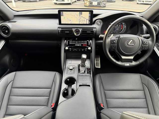 レクサス ＩＳ 350 Fスポーツ 東京都 2022(令4)年 2.7万km グレー ワンオーナー/LEXUSセーフティーセンス/・プリクラッシュセーフティ/・低速時加速制御/・緊急時操舵支援/・レーン トレーシング アシスト/・レーダークルーズコントロール/・オートマチックハイビーム/・ロードサインアシスト/・先行車発進告知機能/・ライバー異常時対応システム/・ブラインドスポットモニター/・後方車両への接近警報/メーカーナビ/・FM/AM/CD/DVD/・フルセグTV/Bluetooth/バックカメラ/ビルトインＥＴＣ2.0/レザーシート/パワーシート/シートヒーター/ステアリングヒーター/純正フロアマット/純正１９インチアルミホイール/前後ドライブレコーダー/オレンジブレーキキャリパー/プッシュスタート/スマートキー/スペアキー/カードキー/LEDヘッドライト/オートライト/オートエアコン