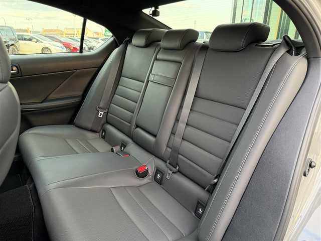 レクサス ＩＳ 350 Fスポーツ 東京都 2022(令4)年 2.7万km グレー ワンオーナー/LEXUSセーフティーセンス/・プリクラッシュセーフティ/・低速時加速制御/・緊急時操舵支援/・レーン トレーシング アシスト/・レーダークルーズコントロール/・オートマチックハイビーム/・ロードサインアシスト/・先行車発進告知機能/・ライバー異常時対応システム/・ブラインドスポットモニター/・後方車両への接近警報/メーカーナビ/・FM/AM/CD/DVD/・フルセグTV/Bluetooth/バックカメラ/ビルトインＥＴＣ2.0/レザーシート/パワーシート/シートヒーター/ステアリングヒーター/純正フロアマット/純正１９インチアルミホイール/前後ドライブレコーダー/オレンジブレーキキャリパー/プッシュスタート/スマートキー/スペアキー/カードキー/LEDヘッドライト/オートライト/オートエアコン