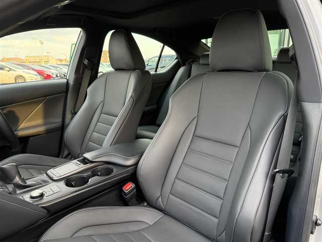 レクサス ＩＳ 350 Fスポーツ 東京都 2022(令4)年 2.7万km グレー ワンオーナー/LEXUSセーフティーセンス/・プリクラッシュセーフティ/・低速時加速制御/・緊急時操舵支援/・レーン トレーシング アシスト/・レーダークルーズコントロール/・オートマチックハイビーム/・ロードサインアシスト/・先行車発進告知機能/・ライバー異常時対応システム/・ブラインドスポットモニター/・後方車両への接近警報/メーカーナビ/・FM/AM/CD/DVD/・フルセグTV/Bluetooth/バックカメラ/ビルトインＥＴＣ2.0/レザーシート/パワーシート/シートヒーター/ステアリングヒーター/純正フロアマット/純正１９インチアルミホイール/前後ドライブレコーダー/オレンジブレーキキャリパー/プッシュスタート/スマートキー/スペアキー/カードキー/LEDヘッドライト/オートライト/オートエアコン