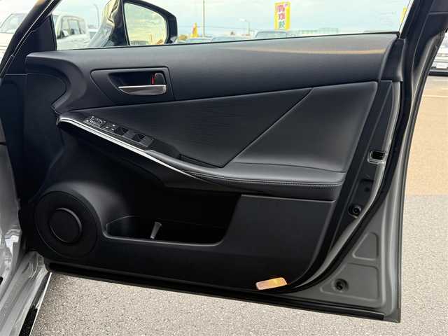 レクサス ＩＳ 350 Fスポーツ 東京都 2022(令4)年 2.7万km グレー ワンオーナー/LEXUSセーフティーセンス/・プリクラッシュセーフティ/・低速時加速制御/・緊急時操舵支援/・レーン トレーシング アシスト/・レーダークルーズコントロール/・オートマチックハイビーム/・ロードサインアシスト/・先行車発進告知機能/・ライバー異常時対応システム/・ブラインドスポットモニター/・後方車両への接近警報/メーカーナビ/・FM/AM/CD/DVD/・フルセグTV/Bluetooth/バックカメラ/ビルトインＥＴＣ2.0/レザーシート/パワーシート/シートヒーター/ステアリングヒーター/純正フロアマット/純正１９インチアルミホイール/前後ドライブレコーダー/オレンジブレーキキャリパー/プッシュスタート/スマートキー/スペアキー/カードキー/LEDヘッドライト/オートライト/オートエアコン