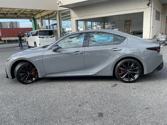 レクサス ＩＳ 350 Fスポーツ 神奈川県 2022(令4)年 2.7万km グレー ワンオーナー/サンルーフ/黒革シート/純正メモリーナビ・地デジTV/純正CD/DVD/SD/MSV/USB/BT/Miracast/バックモニター/ビルトインETC2.0/前後ドライブレコーダー/純正19インチAW/オレンジキャリパー/LEDヘッドライト/レクサスセーフティシステム+/レーダークルーズコントロール/PCS/LTA/BSM/PKSA/PKSB/RSA/コーナーセンサー/オートハイビーム/前後ドライブレコーダー/パドルシフト/プッシュスタート/スマートキー×2/カードキー×1/R5/6/7年ディーラー整備記録/保証書・取説あり