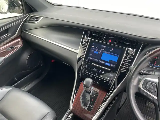 トヨタ ハリアー プレミアム アドバンスドP 富山県 2015(平27)年 7.1万km ホワイトパールクリスタルシャイン 純正8型ナビ(BT/DVD/Blu-ray)/フルセグTV/パワーバックドア/パノラミックビューモニター/ビルトインETC/コムテック前後ドライブレコーダー/レーダークルーズコントロール/インテリジェントクリアランスソナー/ミリ波レーダー方式前方プリクラッシュセーフティ/レーンディパーチャーアラート/オートLEDヘッドランプ/オートマチックハイビーム/木目調/革巻きコンビステアリング/ステアリングスイッチ/合皮/ファブリックコンビシート/運転席パワーシート/JBLプレミアムサウンドシステム/純正18インチアルミホイール/ユーロスピードAWスタッドレス積込/スマートエントリー/スタートシステム/禁煙車