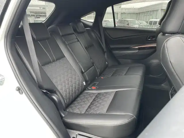 トヨタ ハリアー プレミアム アドバンスドP 富山県 2015(平27)年 7.1万km ホワイトパールクリスタルシャイン 純正8型ナビ(BT/DVD/Blu-ray)/フルセグTV/パワーバックドア/パノラミックビューモニター/ビルトインETC/コムテック前後ドライブレコーダー/レーダークルーズコントロール/インテリジェントクリアランスソナー/ミリ波レーダー方式前方プリクラッシュセーフティ/レーンディパーチャーアラート/オートLEDヘッドランプ/オートマチックハイビーム/木目調/革巻きコンビステアリング/ステアリングスイッチ/合皮/ファブリックコンビシート/運転席パワーシート/JBLプレミアムサウンドシステム/純正18インチアルミホイール/ユーロスピードAWスタッドレス積込/スマートエントリー/スタートシステム/禁煙車