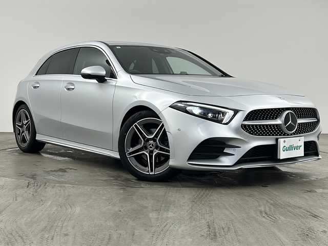メルセデス・ベンツ Ａ１８０ スタイル AMGライン 兵庫県 2021(令3)年 2.2万km シルバー レーダーセーフティパッケージ/・アクティブブレーキアシスト/・アクティブディスタンスアシストディストロニック/・緊急回避補助システム/・渋滞時緊急ブレーキ機能/・アクティブブラインドスポットアシスト/・アクティブレーンキーピングアシスト/アドバンスドパッケージ/・ヘッドアップディスプレイ/・360度カメラシステム/アクティブパーキングアシスト/マルチビームLEDヘッドランプ/・アダプティブハイビームアシスト/純正18インチアルミホイール/純正ナビ/・Bluetoothオーディオ/・USB接続/・フルセグテレビ/ビルドインETC2.0/前方ドライブレコーダー/純正フロアマット/メモリーパワーシート（運転席・助手席）/ハーフレザーシート/シートヒーター（運転席・助手席）/レーダークルーズコントロール/ブラインドスポットモニター/前後コーナーセンサー/W＋サイドエアバック/カーテンエアバック/パドルシフト/置くだけ充電/新車保証書/取扱説明書