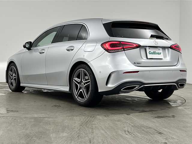 メルセデス・ベンツ Ａ１８０ スタイル AMGライン 兵庫県 2021(令3)年 2.2万km シルバー レーダーセーフティパッケージ/・アクティブブレーキアシスト/・アクティブディスタンスアシストディストロニック/・緊急回避補助システム/・渋滞時緊急ブレーキ機能/・アクティブブラインドスポットアシスト/・アクティブレーンキーピングアシスト/アドバンスドパッケージ/・ヘッドアップディスプレイ/・360度カメラシステム/アクティブパーキングアシスト/マルチビームLEDヘッドランプ/・アダプティブハイビームアシスト/純正18インチアルミホイール/純正ナビ/・Bluetoothオーディオ/・USB接続/・フルセグテレビ/ビルドインETC2.0/前方ドライブレコーダー/純正フロアマット/メモリーパワーシート（運転席・助手席）/ハーフレザーシート/シートヒーター（運転席・助手席）/レーダークルーズコントロール/ブラインドスポットモニター/前後コーナーセンサー/W＋サイドエアバック/カーテンエアバック/パドルシフト/置くだけ充電/新車保証書/取扱説明書