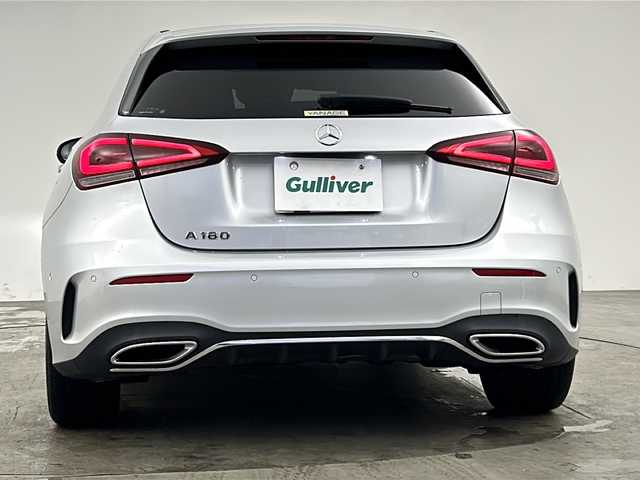 メルセデス・ベンツ Ａ１８０ スタイル AMGライン 兵庫県 2021(令3)年 2.2万km シルバー レーダーセーフティパッケージ/・アクティブブレーキアシスト/・アクティブディスタンスアシストディストロニック/・緊急回避補助システム/・渋滞時緊急ブレーキ機能/・アクティブブラインドスポットアシスト/・アクティブレーンキーピングアシスト/アドバンスドパッケージ/・ヘッドアップディスプレイ/・360度カメラシステム/アクティブパーキングアシスト/マルチビームLEDヘッドランプ/・アダプティブハイビームアシスト/純正18インチアルミホイール/純正ナビ/・Bluetoothオーディオ/・USB接続/・フルセグテレビ/ビルドインETC2.0/前方ドライブレコーダー/純正フロアマット/メモリーパワーシート（運転席・助手席）/ハーフレザーシート/シートヒーター（運転席・助手席）/レーダークルーズコントロール/ブラインドスポットモニター/前後コーナーセンサー/W＋サイドエアバック/カーテンエアバック/パドルシフト/置くだけ充電/新車保証書/取扱説明書