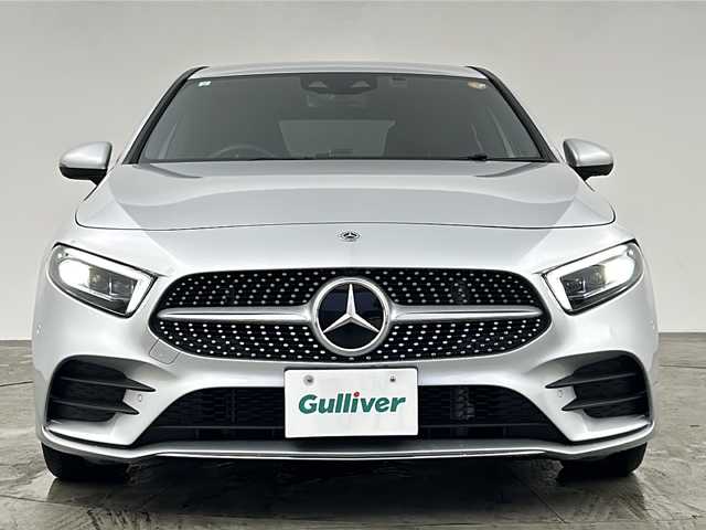 メルセデス・ベンツ Ａ１８０ スタイル AMGライン 兵庫県 2021(令3)年 2.2万km シルバー レーダーセーフティパッケージ/・アクティブブレーキアシスト/・アクティブディスタンスアシストディストロニック/・緊急回避補助システム/・渋滞時緊急ブレーキ機能/・アクティブブラインドスポットアシスト/・アクティブレーンキーピングアシスト/アドバンスドパッケージ/・ヘッドアップディスプレイ/・360度カメラシステム/アクティブパーキングアシスト/マルチビームLEDヘッドランプ/・アダプティブハイビームアシスト/純正18インチアルミホイール/純正ナビ/・Bluetoothオーディオ/・USB接続/・フルセグテレビ/ビルドインETC2.0/前方ドライブレコーダー/純正フロアマット/メモリーパワーシート（運転席・助手席）/ハーフレザーシート/シートヒーター（運転席・助手席）/レーダークルーズコントロール/ブラインドスポットモニター/前後コーナーセンサー/W＋サイドエアバック/カーテンエアバック/パドルシフト/置くだけ充電/新車保証書/取扱説明書