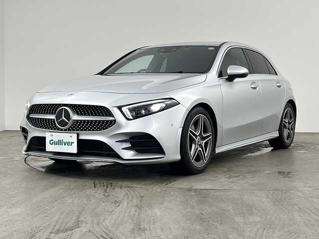 メルセデス・ベンツ Ａ１８０ スタイル AMGライン 兵庫県 2021(令3)年 2.2万km シルバー レーダーセーフティパッケージ/・アクティブブレーキアシスト/・アクティブディスタンスアシストディストロニック/・緊急回避補助システム/・渋滞時緊急ブレーキ機能/・アクティブブラインドスポットアシスト/・アクティブレーンキーピングアシスト/アドバンスドパッケージ/・ヘッドアップディスプレイ/・360度カメラシステム/アクティブパーキングアシスト/マルチビームLEDヘッドランプ/・アダプティブハイビームアシスト/純正18インチアルミホイール/純正ナビ/・Bluetoothオーディオ/・USB接続/・フルセグテレビ/ビルドインETC2.0/前方ドライブレコーダー/純正フロアマット/メモリーパワーシート（運転席・助手席）/ハーフレザーシート/シートヒーター（運転席・助手席）/レーダークルーズコントロール/ブラインドスポットモニター/前後コーナーセンサー/W＋サイドエアバック/カーテンエアバック/パドルシフト/置くだけ充電/新車保証書/取扱説明書