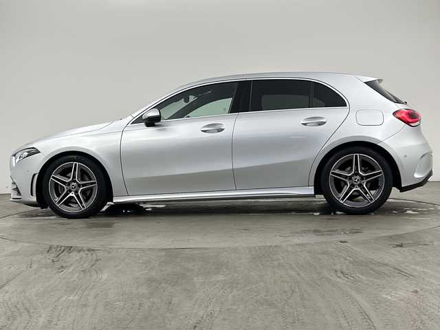 メルセデス・ベンツ Ａ１８０ スタイル AMGライン 兵庫県 2021(令3)年 2.2万km シルバー レーダーセーフティパッケージ/・アクティブブレーキアシスト/・アクティブディスタンスアシストディストロニック/・緊急回避補助システム/・渋滞時緊急ブレーキ機能/・アクティブブラインドスポットアシスト/・アクティブレーンキーピングアシスト/アドバンスドパッケージ/・ヘッドアップディスプレイ/・360度カメラシステム/アクティブパーキングアシスト/マルチビームLEDヘッドランプ/・アダプティブハイビームアシスト/純正18インチアルミホイール/純正ナビ/・Bluetoothオーディオ/・USB接続/・フルセグテレビ/ビルドインETC2.0/前方ドライブレコーダー/純正フロアマット/メモリーパワーシート（運転席・助手席）/ハーフレザーシート/シートヒーター（運転席・助手席）/レーダークルーズコントロール/ブラインドスポットモニター/前後コーナーセンサー/W＋サイドエアバック/カーテンエアバック/パドルシフト/置くだけ充電/新車保証書/取扱説明書