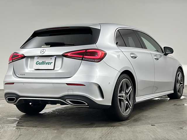 メルセデス・ベンツ Ａ１８０ スタイル AMGライン 兵庫県 2021(令3)年 2.2万km シルバー レーダーセーフティパッケージ/・アクティブブレーキアシスト/・アクティブディスタンスアシストディストロニック/・緊急回避補助システム/・渋滞時緊急ブレーキ機能/・アクティブブラインドスポットアシスト/・アクティブレーンキーピングアシスト/アドバンスドパッケージ/・ヘッドアップディスプレイ/・360度カメラシステム/アクティブパーキングアシスト/マルチビームLEDヘッドランプ/・アダプティブハイビームアシスト/純正18インチアルミホイール/純正ナビ/・Bluetoothオーディオ/・USB接続/・フルセグテレビ/ビルドインETC2.0/前方ドライブレコーダー/純正フロアマット/メモリーパワーシート（運転席・助手席）/ハーフレザーシート/シートヒーター（運転席・助手席）/レーダークルーズコントロール/ブラインドスポットモニター/前後コーナーセンサー/W＋サイドエアバック/カーテンエアバック/パドルシフト/置くだけ充電/新車保証書/取扱説明書