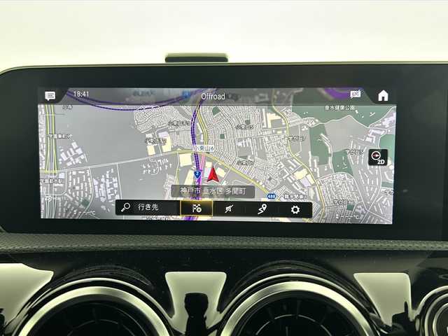 メルセデス・ベンツ Ａ１８０ スタイル AMGライン 兵庫県 2021(令3)年 2.2万km シルバー レーダーセーフティパッケージ/・アクティブブレーキアシスト/・アクティブディスタンスアシストディストロニック/・緊急回避補助システム/・渋滞時緊急ブレーキ機能/・アクティブブラインドスポットアシスト/・アクティブレーンキーピングアシスト/アドバンスドパッケージ/・ヘッドアップディスプレイ/・360度カメラシステム/アクティブパーキングアシスト/マルチビームLEDヘッドランプ/・アダプティブハイビームアシスト/純正18インチアルミホイール/純正ナビ/・Bluetoothオーディオ/・USB接続/・フルセグテレビ/ビルドインETC2.0/前方ドライブレコーダー/純正フロアマット/メモリーパワーシート（運転席・助手席）/ハーフレザーシート/シートヒーター（運転席・助手席）/レーダークルーズコントロール/ブラインドスポットモニター/前後コーナーセンサー/W＋サイドエアバック/カーテンエアバック/パドルシフト/置くだけ充電/新車保証書/取扱説明書