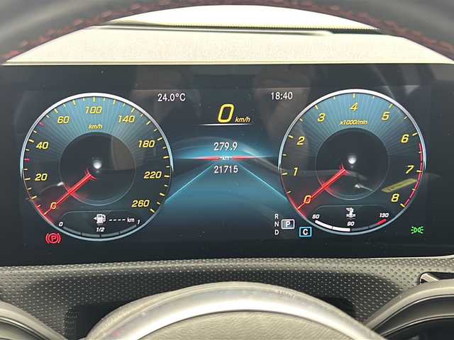 メルセデス・ベンツ Ａ１８０ スタイル AMGライン 兵庫県 2021(令3)年 2.2万km シルバー レーダーセーフティパッケージ/・アクティブブレーキアシスト/・アクティブディスタンスアシストディストロニック/・緊急回避補助システム/・渋滞時緊急ブレーキ機能/・アクティブブラインドスポットアシスト/・アクティブレーンキーピングアシスト/アドバンスドパッケージ/・ヘッドアップディスプレイ/・360度カメラシステム/アクティブパーキングアシスト/マルチビームLEDヘッドランプ/・アダプティブハイビームアシスト/純正18インチアルミホイール/純正ナビ/・Bluetoothオーディオ/・USB接続/・フルセグテレビ/ビルドインETC2.0/前方ドライブレコーダー/純正フロアマット/メモリーパワーシート（運転席・助手席）/ハーフレザーシート/シートヒーター（運転席・助手席）/レーダークルーズコントロール/ブラインドスポットモニター/前後コーナーセンサー/W＋サイドエアバック/カーテンエアバック/パドルシフト/置くだけ充電/新車保証書/取扱説明書