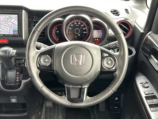 ホンダ Ｎ ＢＯＸ 2トーン カスタム G ターボLパッケージ 群馬県 2015(平27)年 8.3万km 白Ⅱ (株)IDOMが運営する【じしゃロン伊勢崎店】の自社ローン専用車両になりますこちらは現金またはオートローンご利用時の価格です。自社ローンご希望の方は別途その旨お申付け下さい/両側パワースライドドア/社外SDナビゲーション/バックカメラ/CD/DVD/SD/DTV/BT（電話のみ）/パドルシフト/クルーズコントロール/ETC/HIDヘッドライト/オートライト/フォグライト/ドアバイザー/純正フロアマット